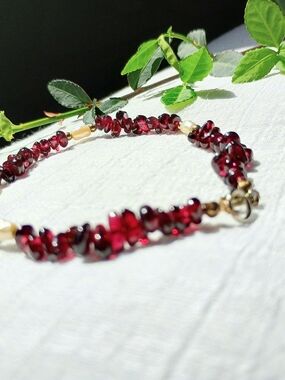 🦊 WHIMSY GOTHIC 🦊 VTG Artisan Crafted polished Garnet and faux pearl bracelet